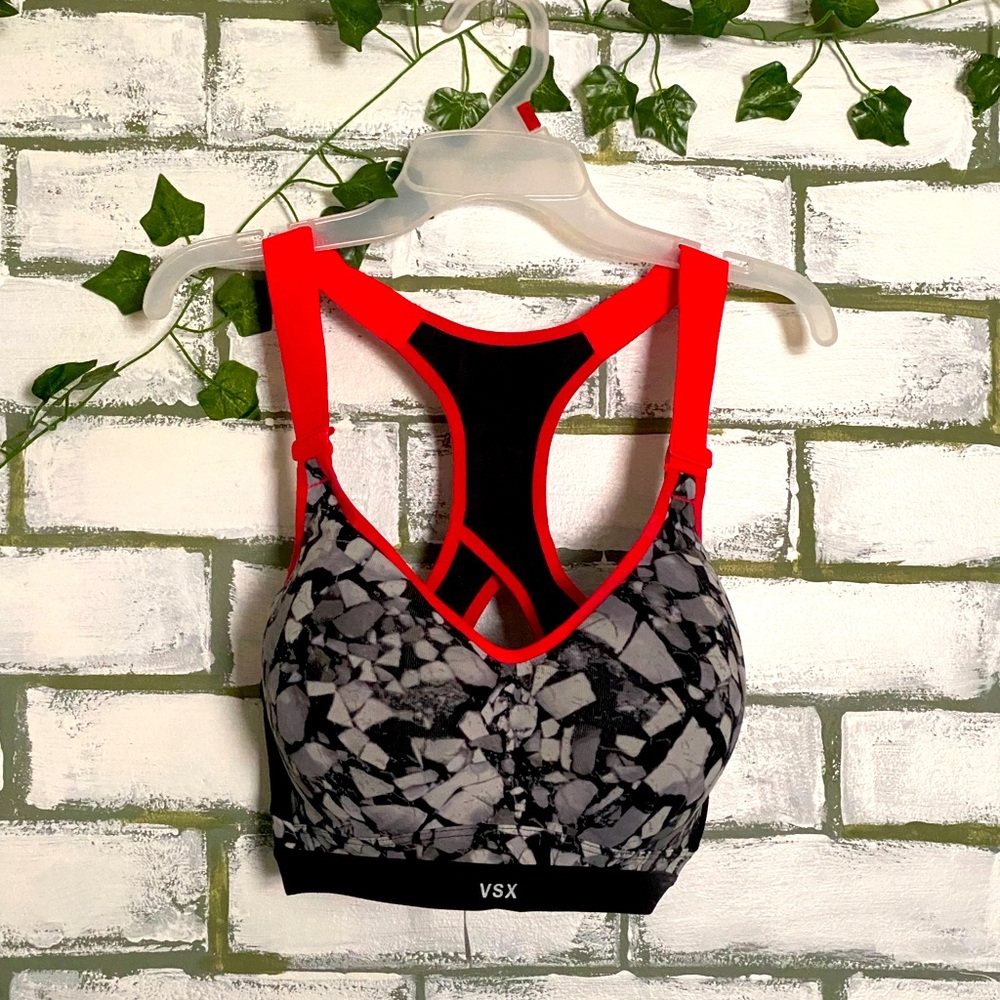 Victoria’s Secret workout bra (32DDD)